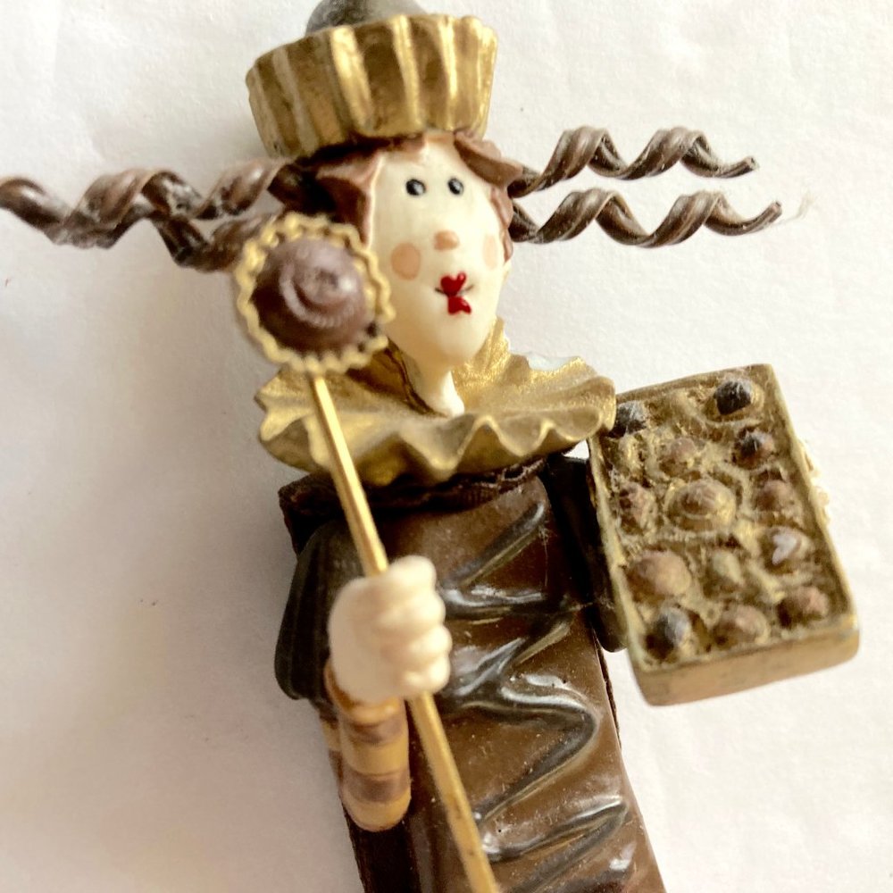 Hallmark 2005 Queen of Chocolate Ornament - Picture 6 of 8